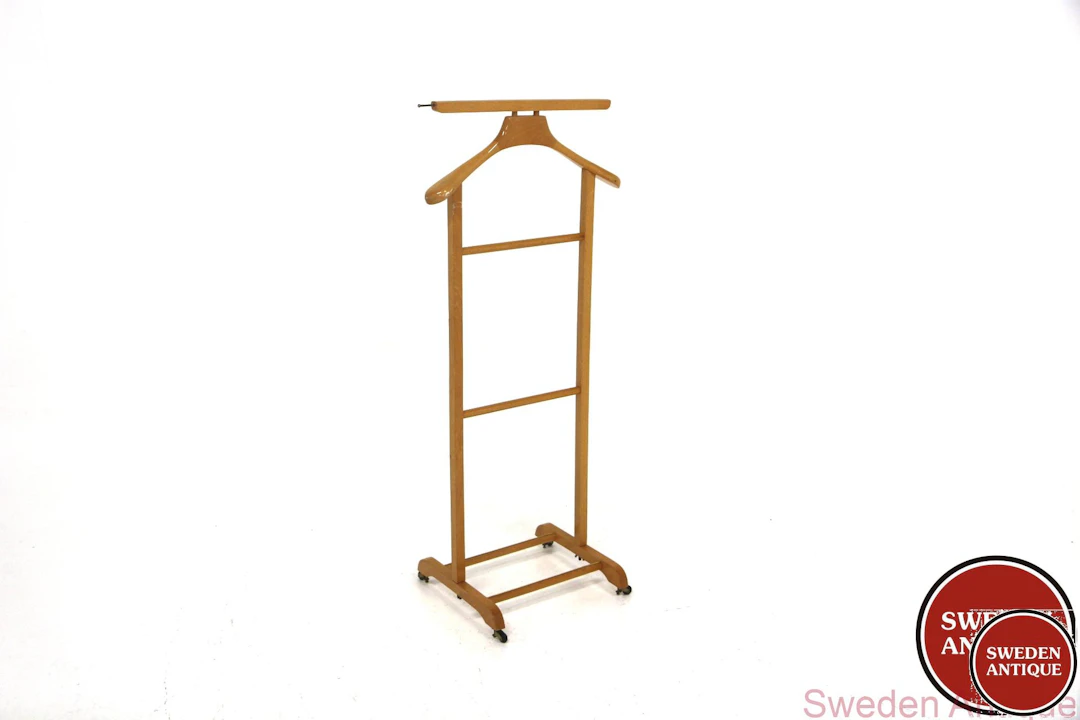 Valet stand Year: 1970s Origin: Ita. Material: Beech Metal W: 47cm