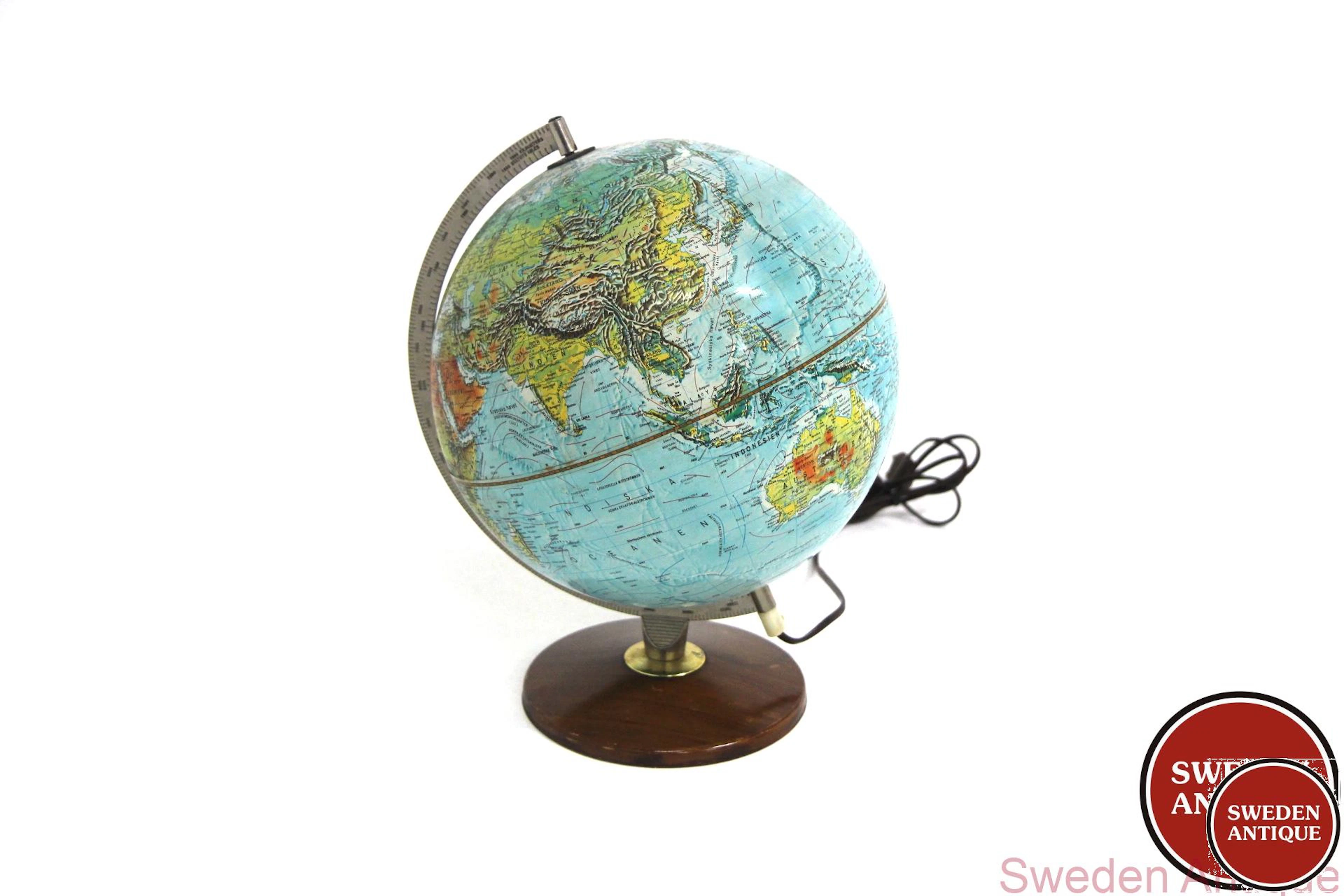 Earth globe Scan-Globe Year: 1970s Origin: Den. Material: Pine Metal