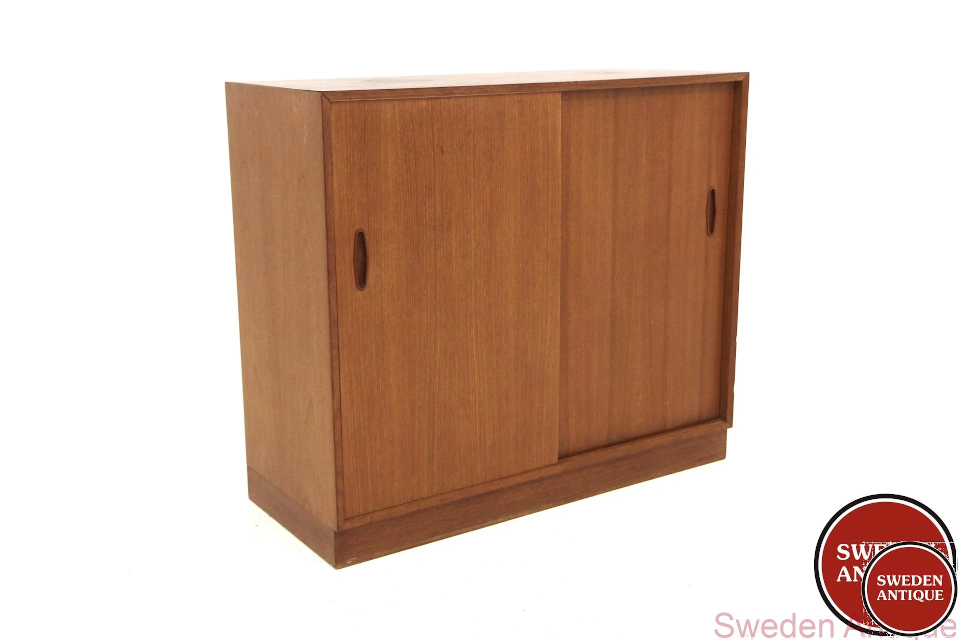 Cabinet Domi 1 Nils Jonsson for Troreds, Bjärnum Year: 1960s Origin: