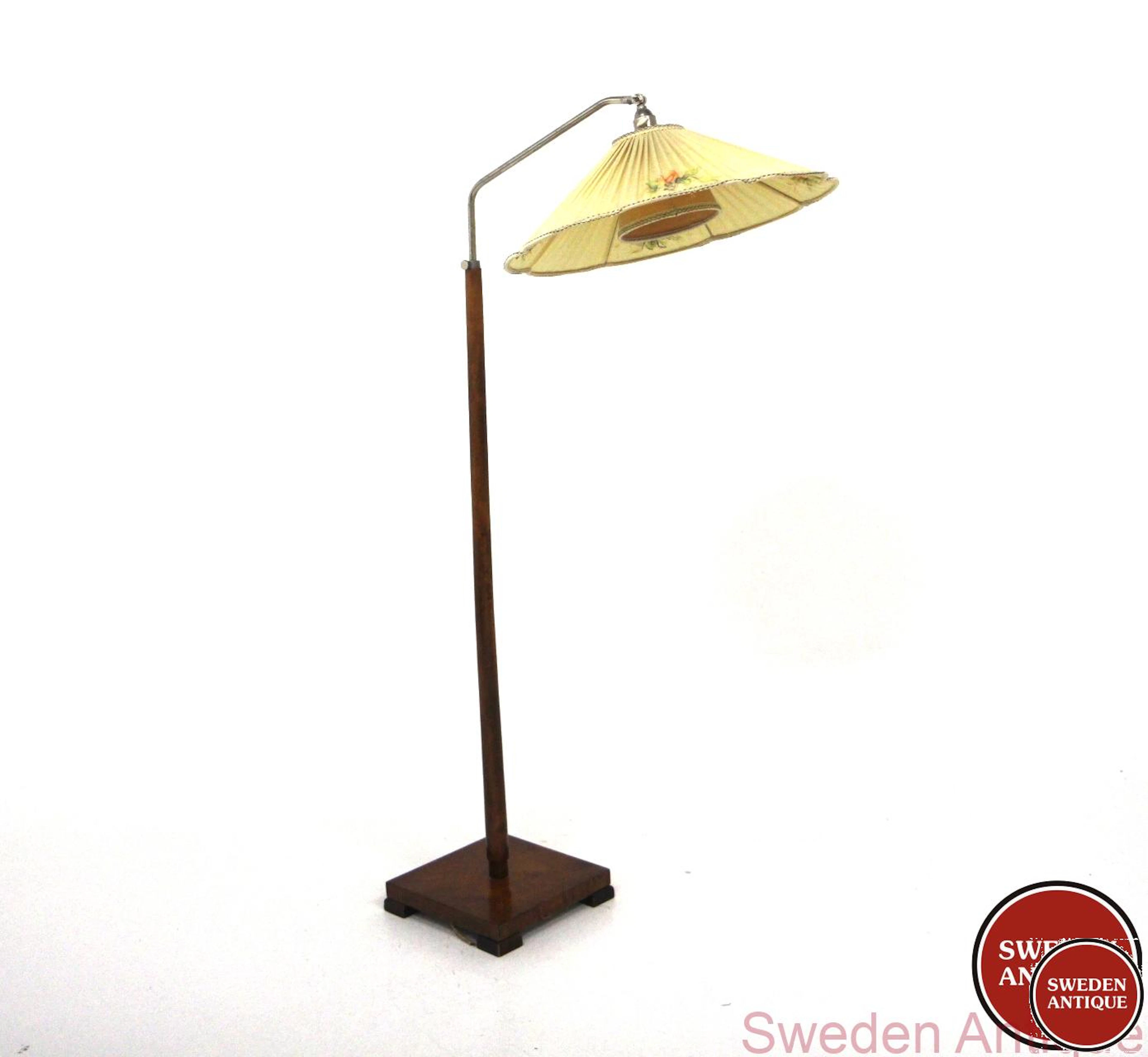 Floor lamp Swedish Modern Year: 1940s Origin: Swe. Material: Birch
