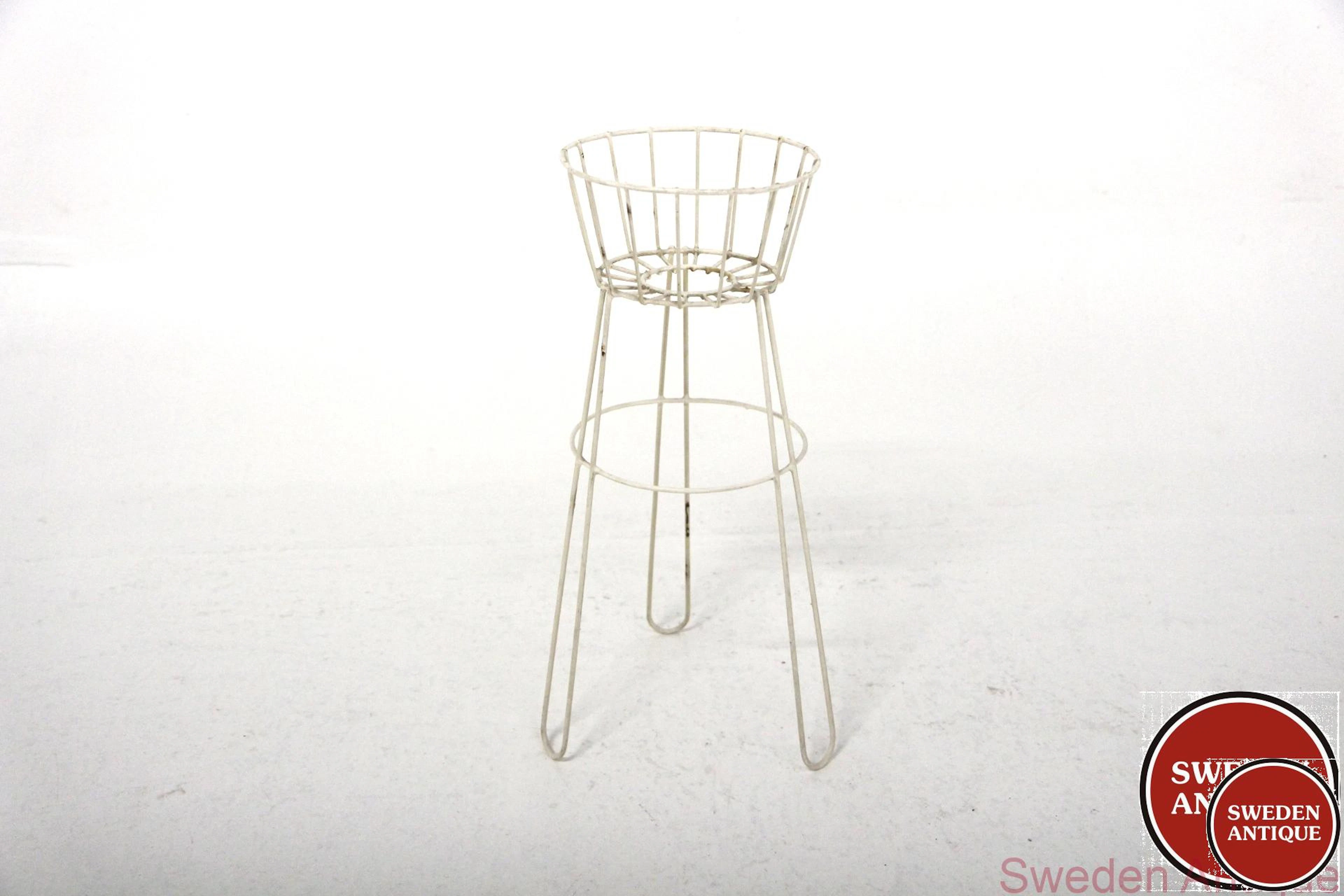 Flower stand Year: 1950s Origin: Swe. Material: Metal W: 23cm H: 48cm misc