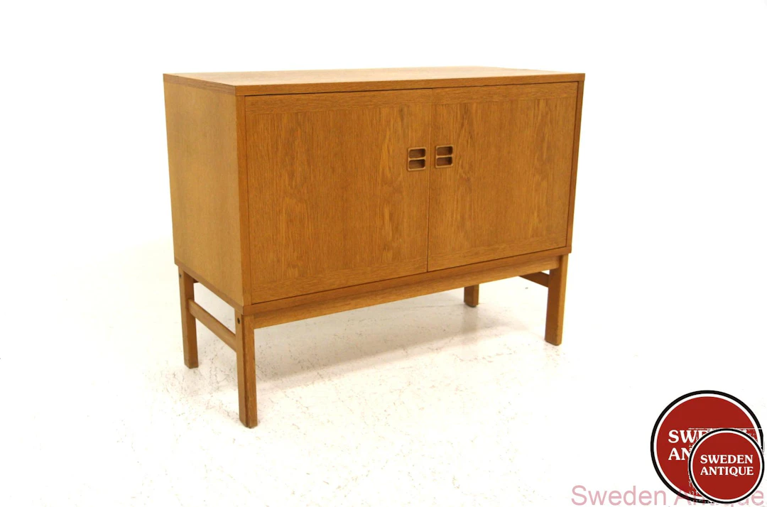 Cabinet Year: 1960s Origin: Swe. Material: Oak W: 90cm D: 42cm H: 70cm