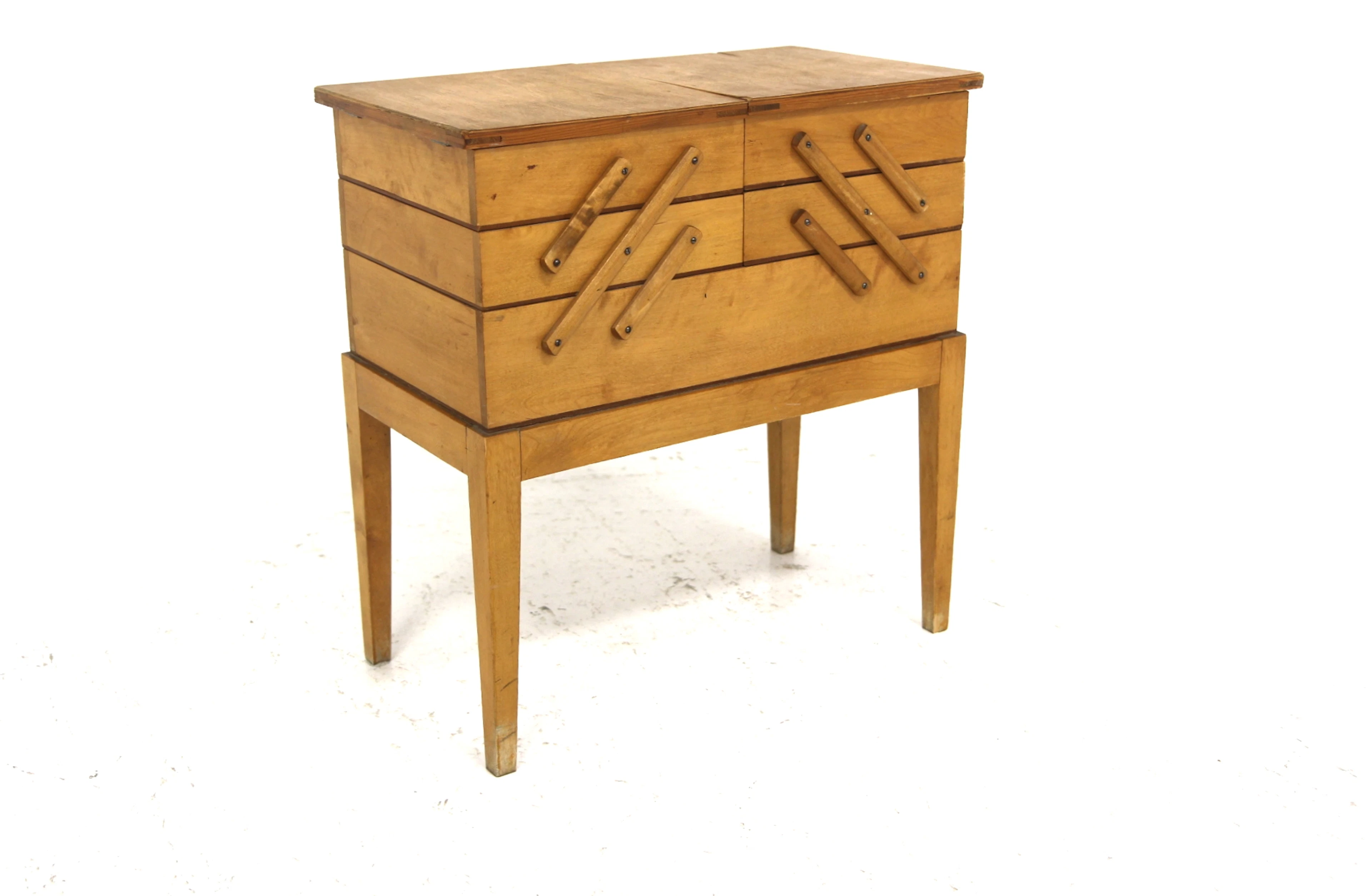Sewing box Year: 1950s Origin: Swe. Material: Beech Birch W: 51cm