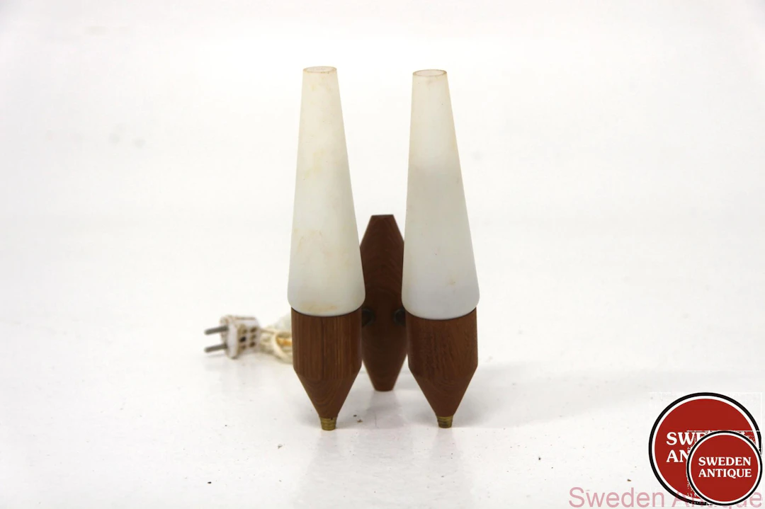 Wall lamp Year: 1950s Origin: Swe. Material: Teak Glass Metal W: 15cm