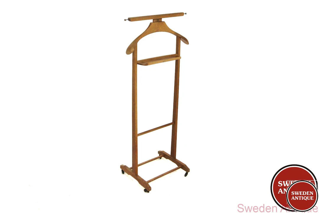 Valet stand Year: 1970s Origin: Ita. Material: Beech Metal W: 45cm