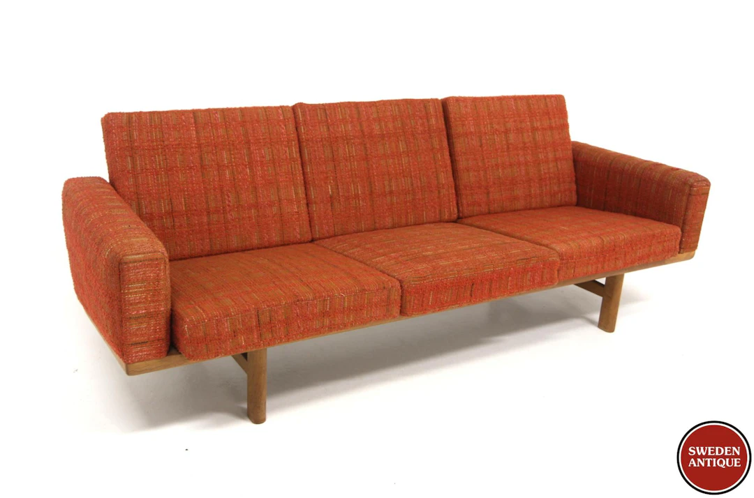 3-seat sofa GE 236 Hans J Wegner for Getama Year: 1960s Origin: Den.