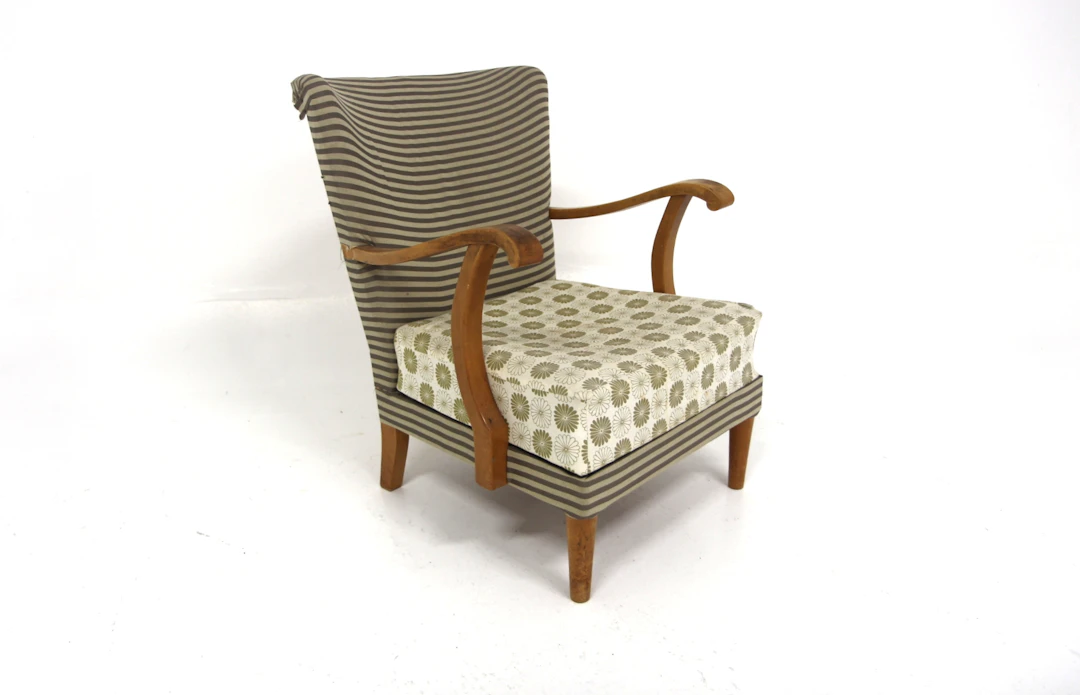 Lounge chair Swedish Modern Year: 1930s Origin: Swe. Material: Birch