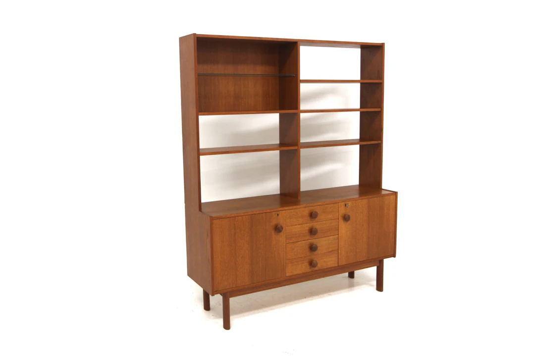 Bookshelf Year: 1960s Origin: Swe. Material: Teak Glass W: 140cm D: