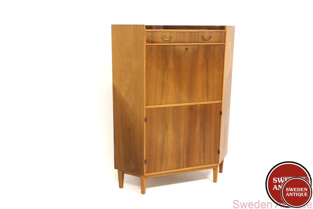 Corner Cabinet Year: 1960s Origin: Swe. Material: Walnut Metal W: