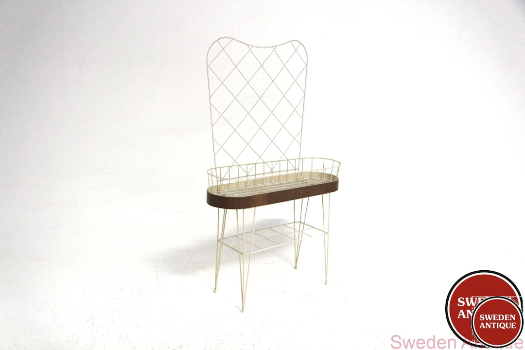 Flower stand Year: 1950s Origin: Swe. Material: Mahogany Metal W: