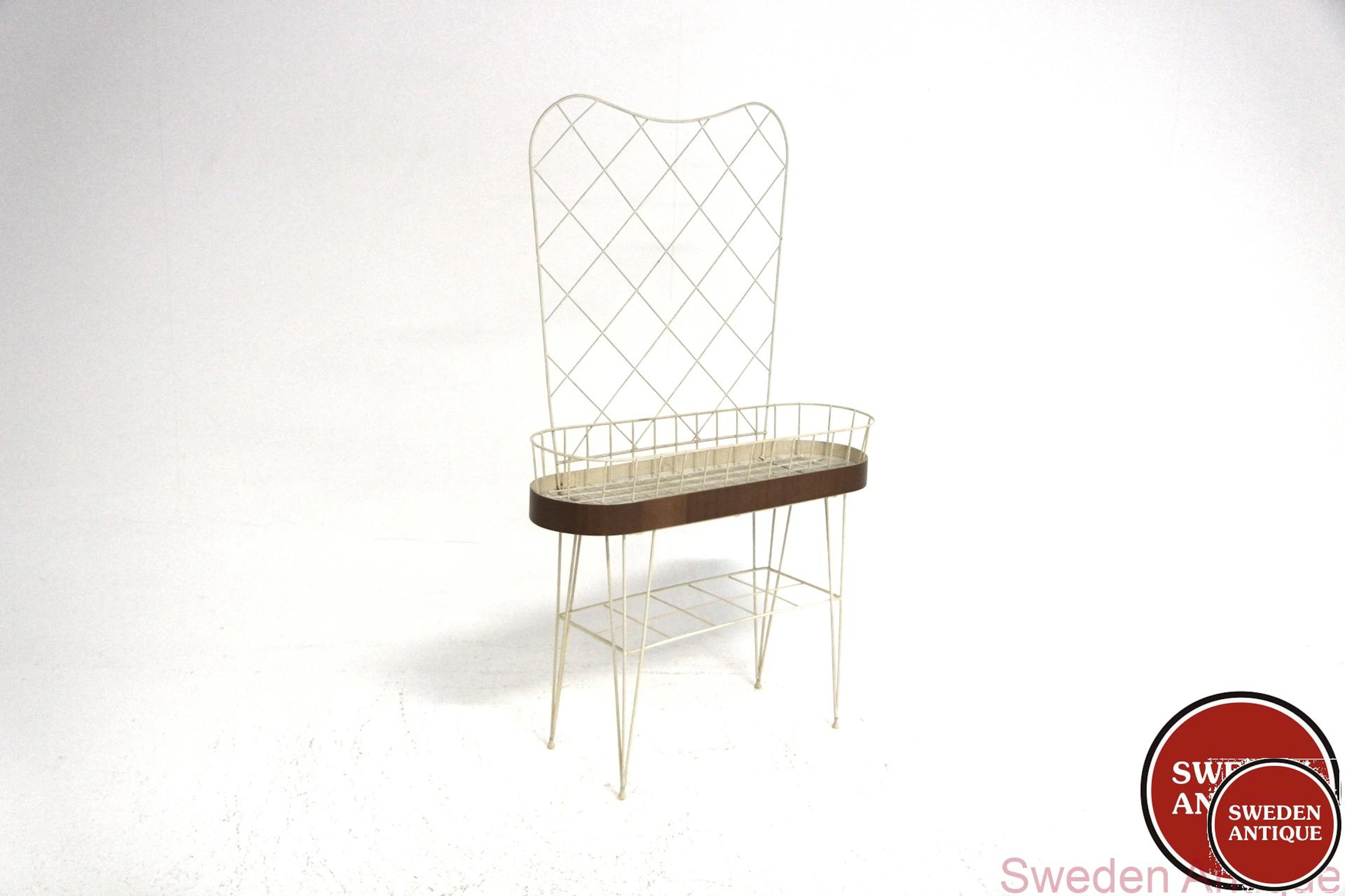 Flower stand Year: 1950s Origin: Swe. Material: Mahogany Metal W: