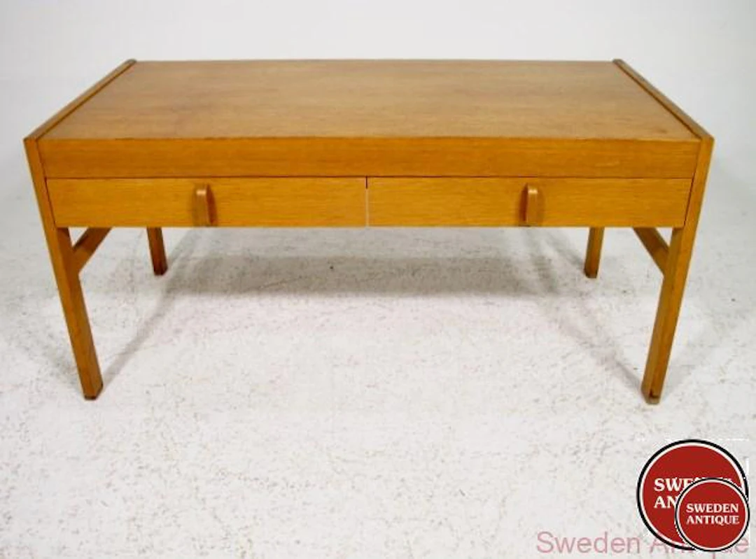 Chest of drawers Year: 1960s Origin: Swe. Material: Oak W: 90cm D: 46cm H: 43cm