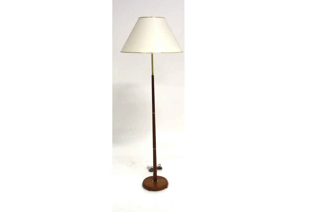 Floor lamp Year: 1950s Origin: Swe. Material: Teak Metal W: 51cm H: 145cm