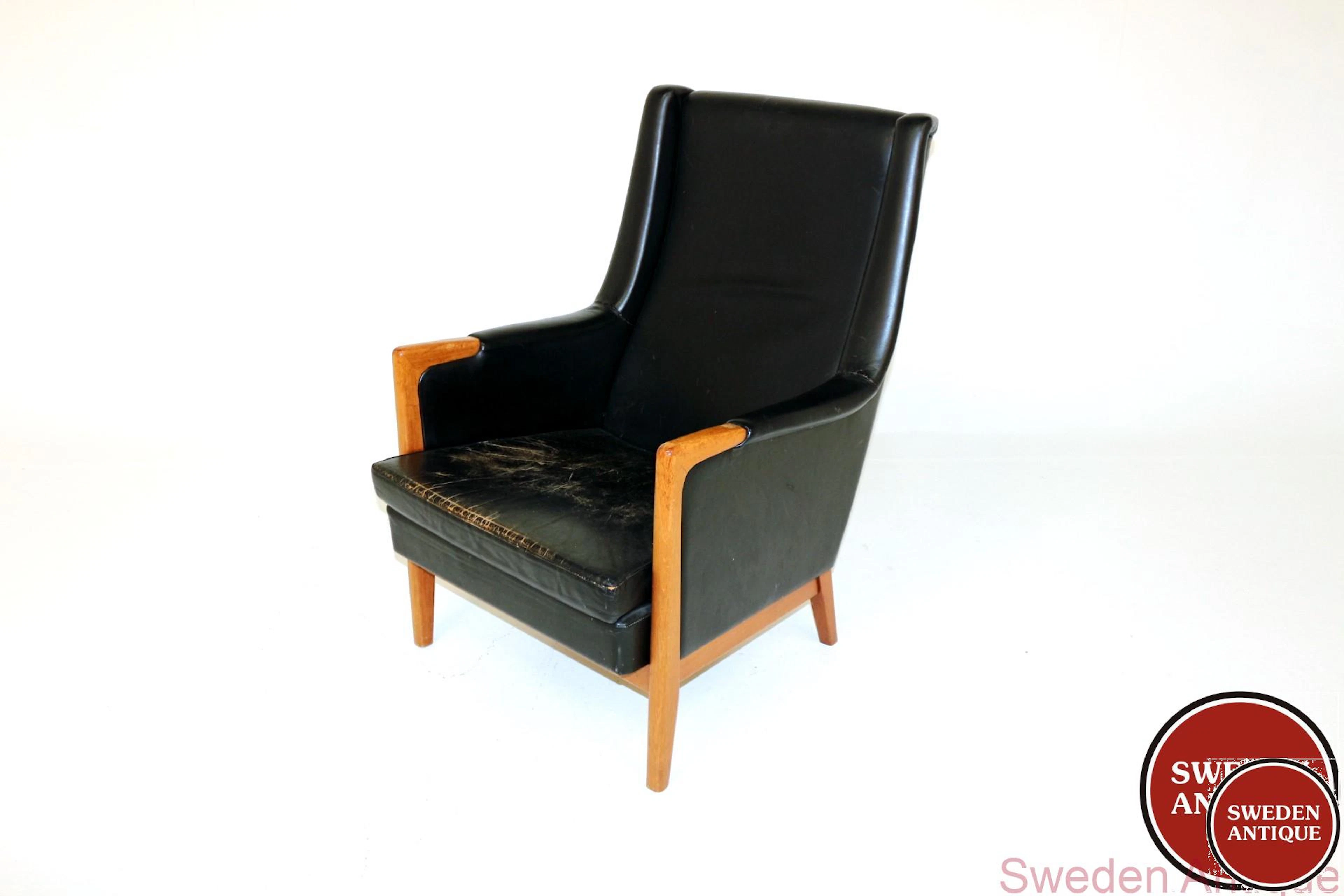 Lounge chairNeeds to be sewed on the arms, ask for aditional pictures.