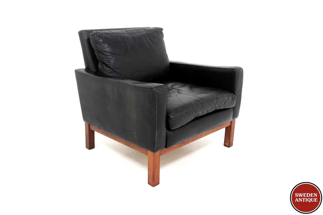 Lounge chair Year: 1950s Origin: Swe. Material: Beech Leather W: 75cm