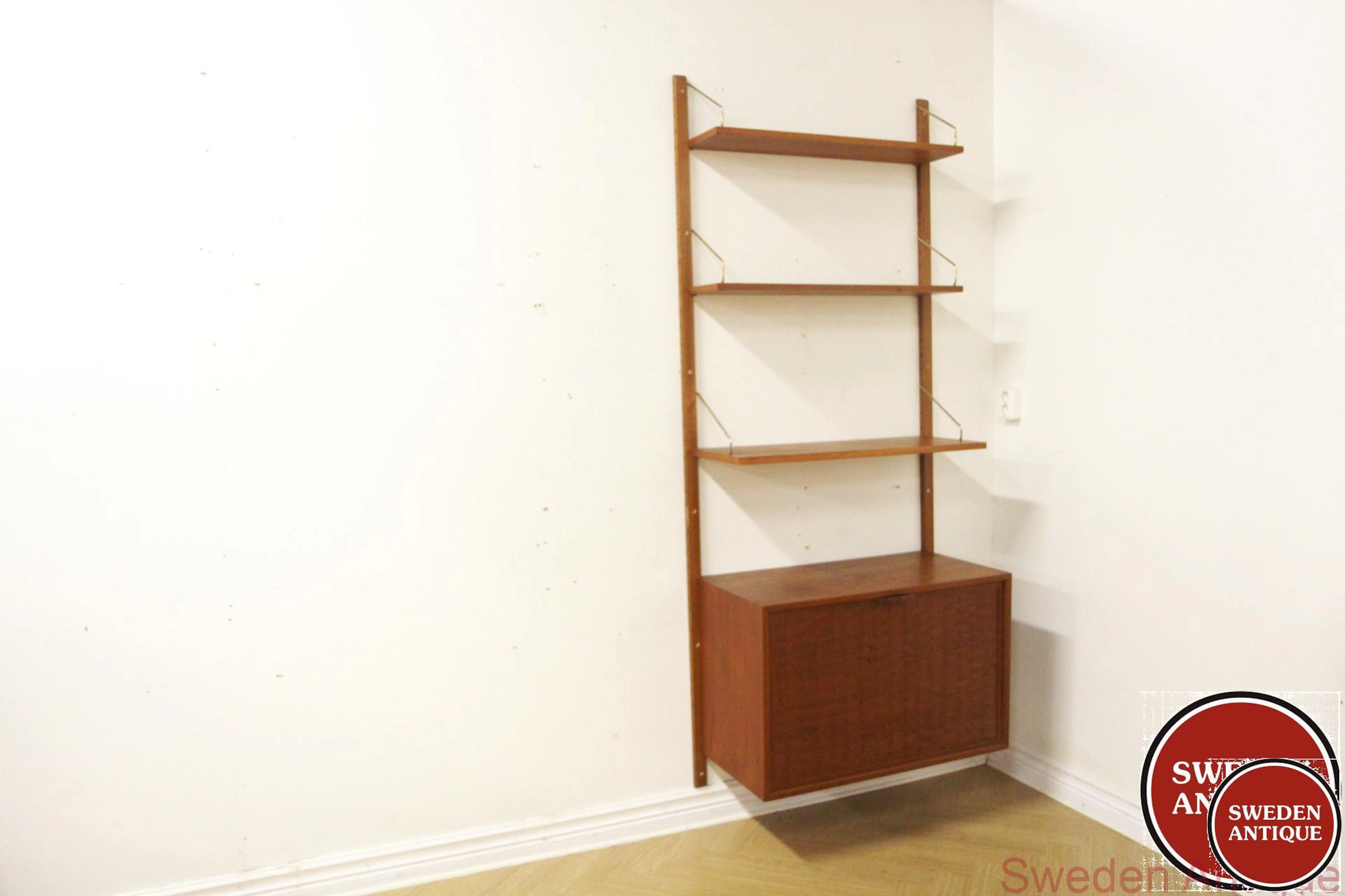 Wall shelf Poul Cadovius Year: 1950s Origin: Den. Material: Teak Metal