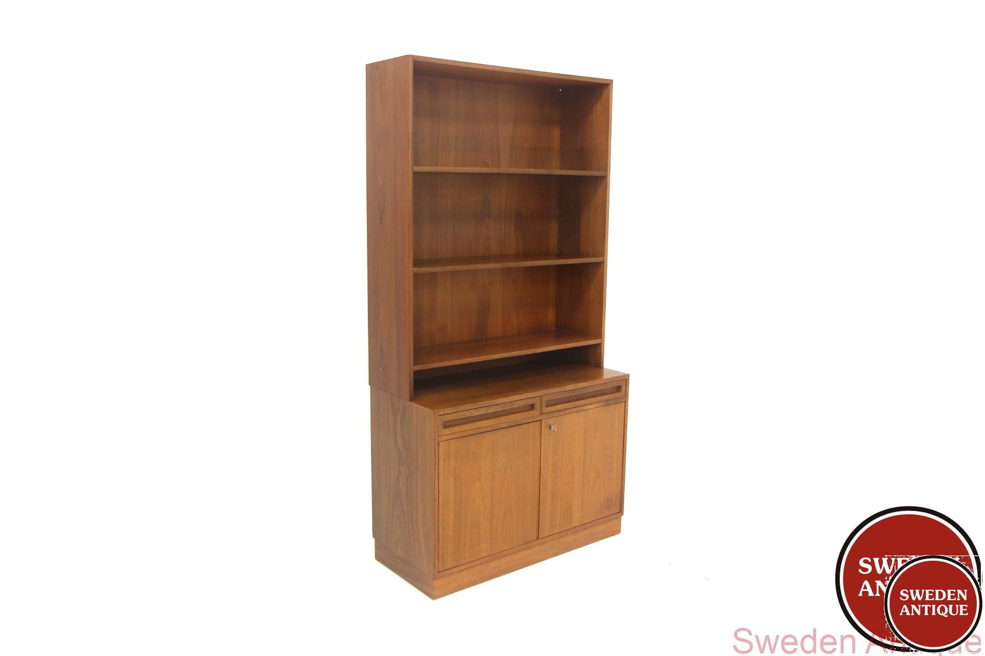 Bookshelf Year: 1960s Origin: Swe. Material: Walnut W: 90cm D: 40cm H: 175cm