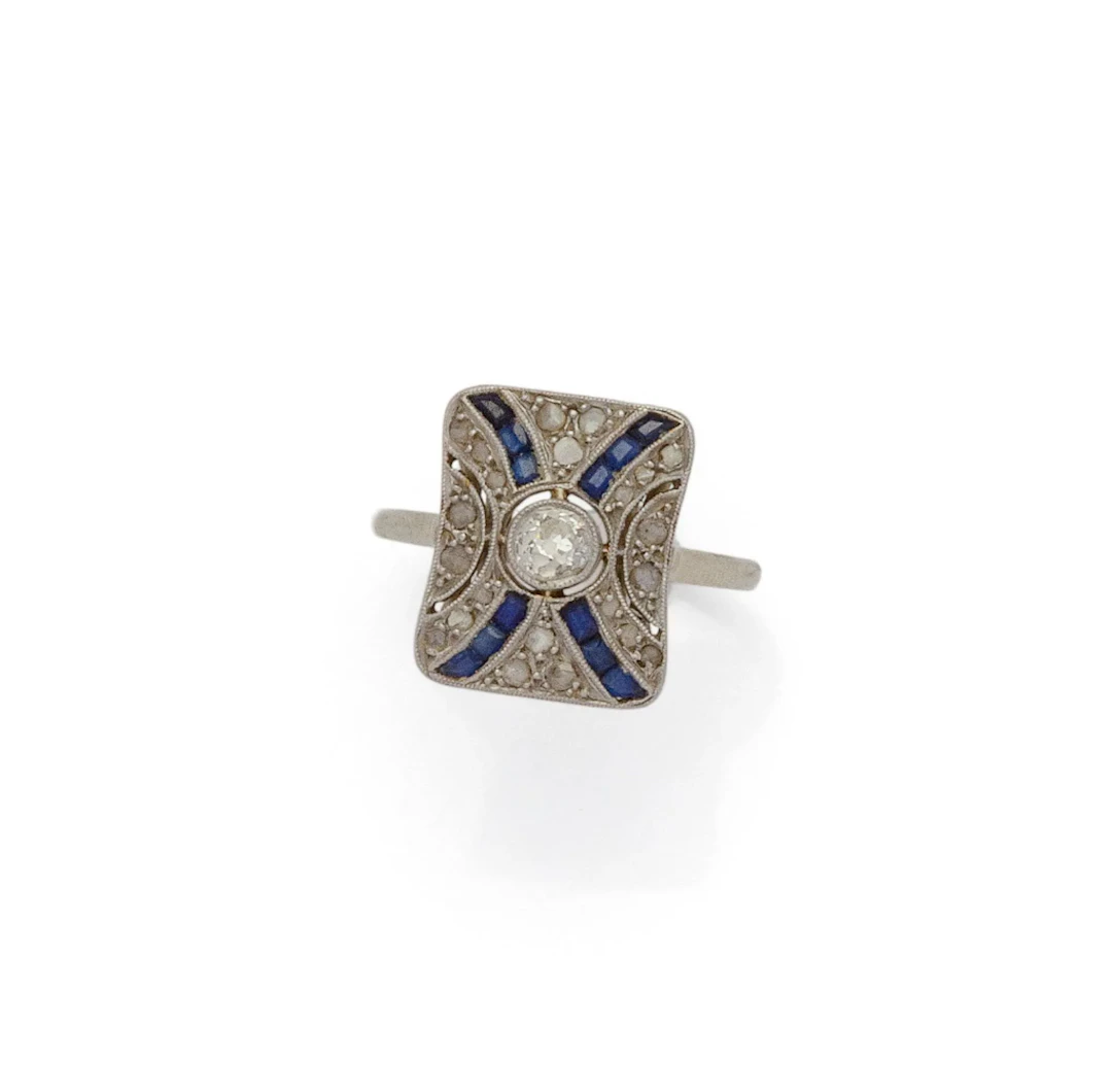 BAGUE ART DÉCO en or gris 18K (750/1000) le plateau rectangu - Lot 64