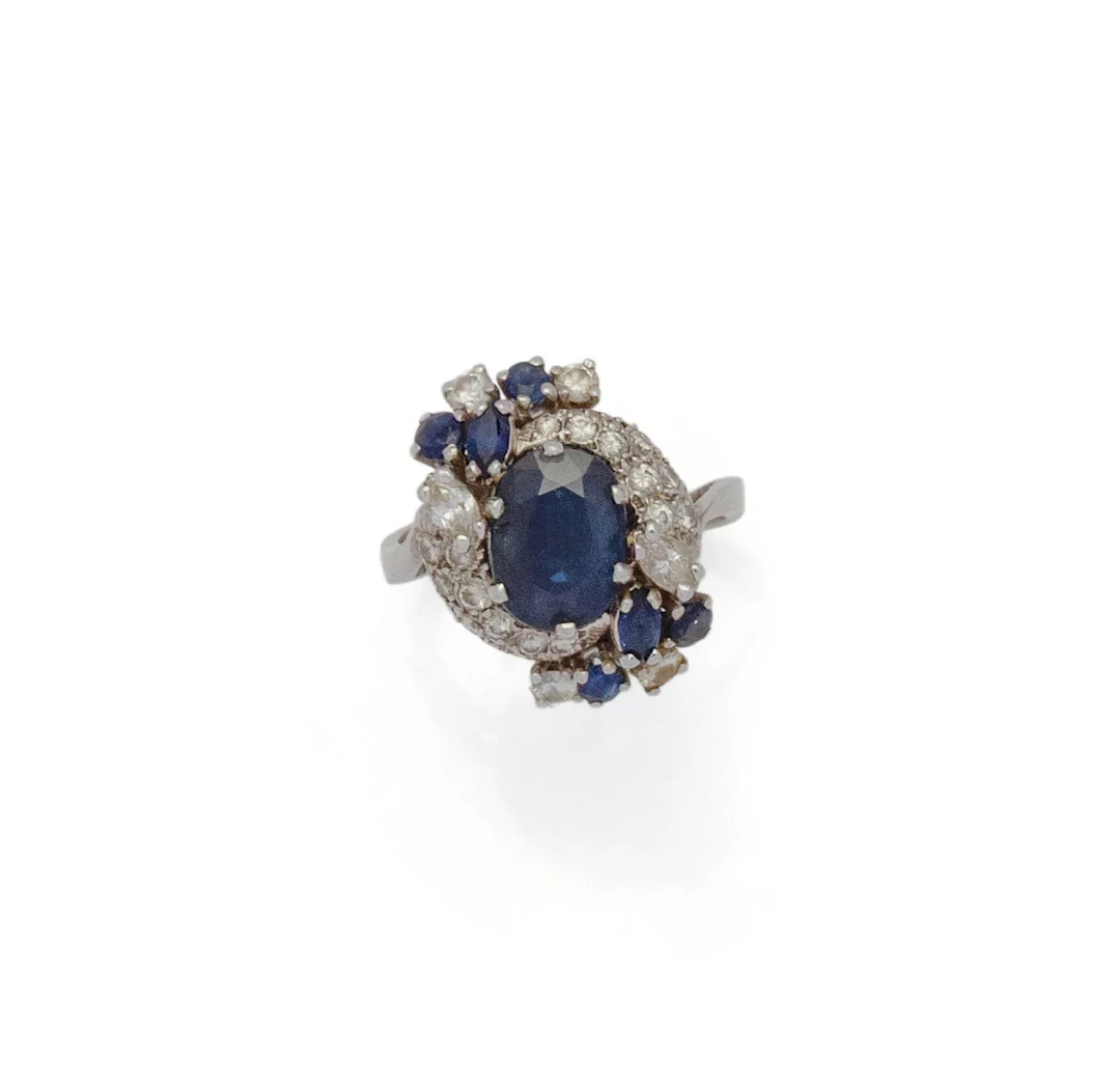 BAGUE en or gris 18K (750/1000) centrée d’un saphir ovale di - Lot 77