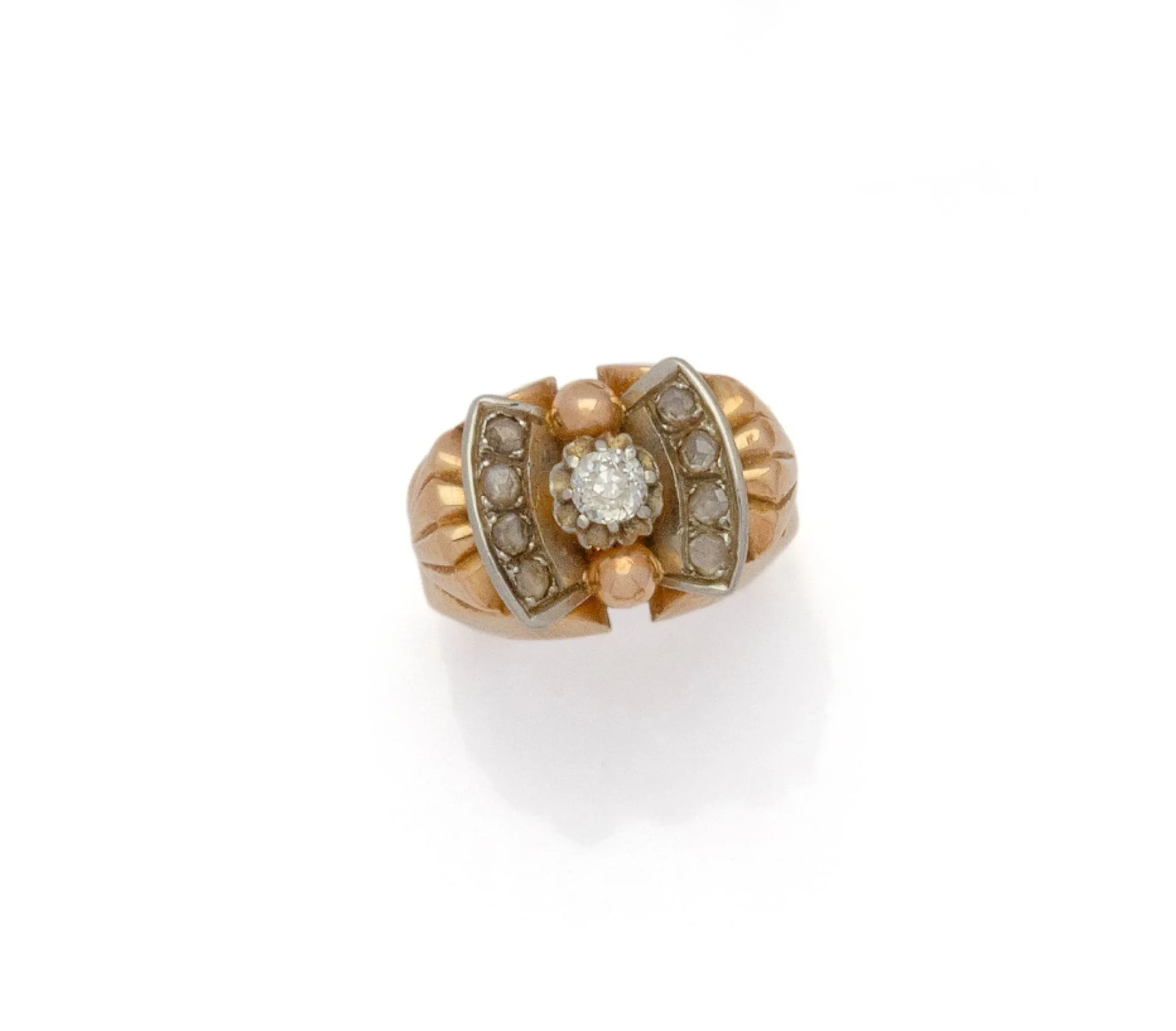 BAGUE TANK À PANS en or 2 tons 18K (750/1000) centrée d’un d - Lot 87