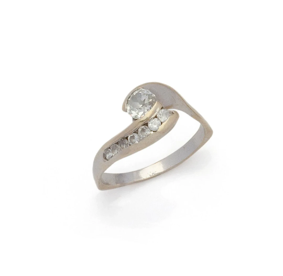 BAGUE en or gris rhodié 18K (750/1000) centrée d'un diaamnt - Lot 221
