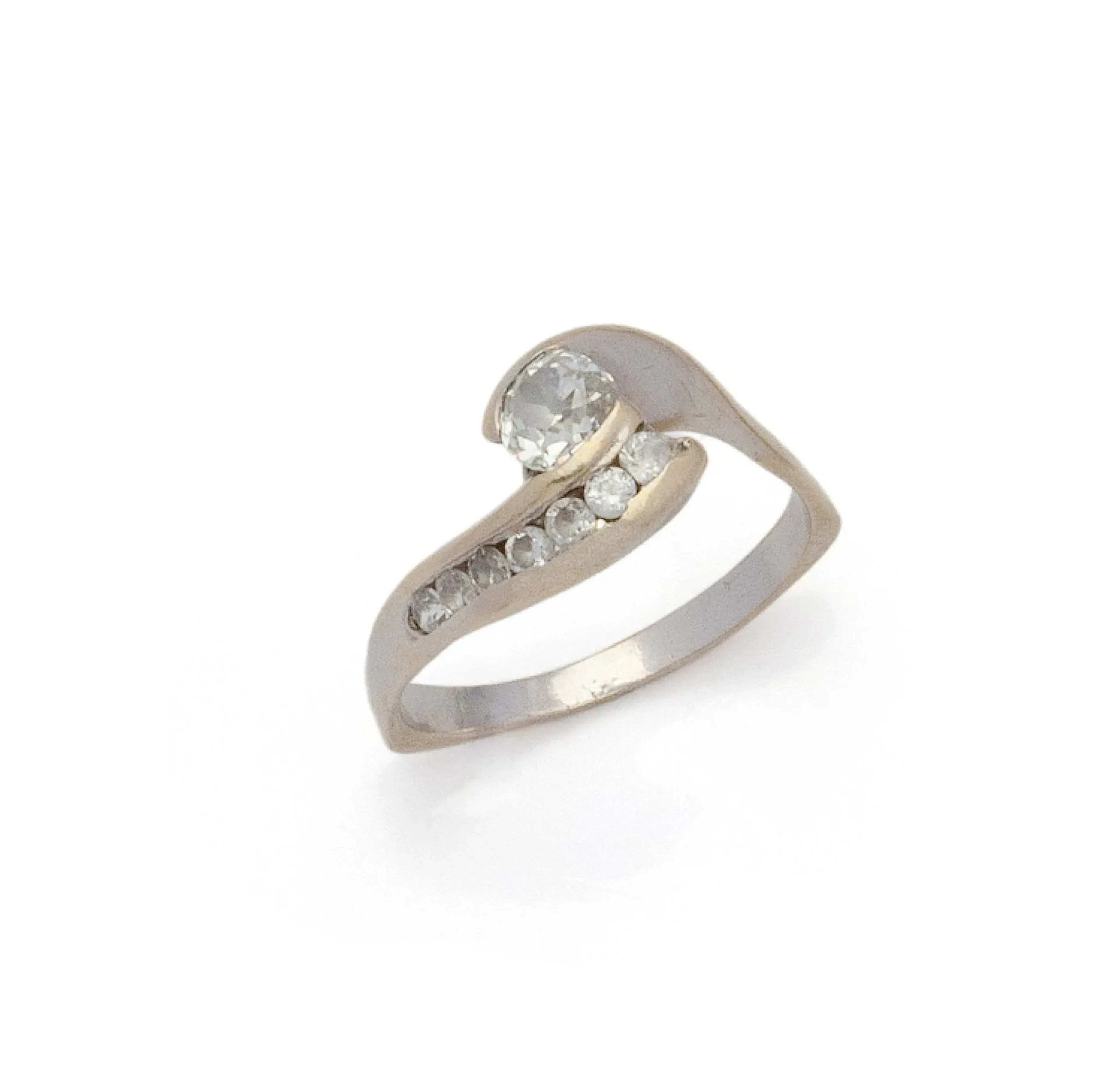 BAGUE en or gris rhodié 18K (750/1000) centrée d'un diaamnt - Lot 221