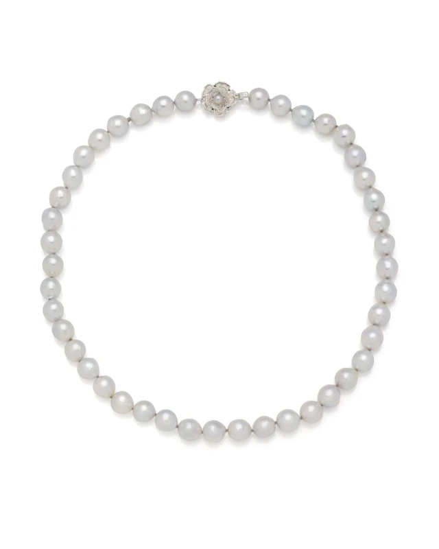 COLLIER formé de 43 perles grise de culture montées sur un f - Lot 291
