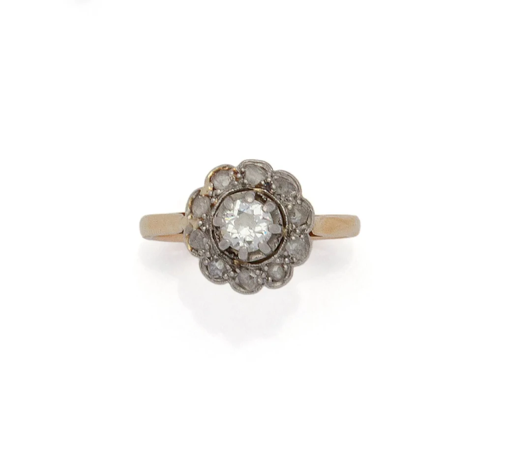 BAGUE MARGUERITE en or jaune 18K (750/1000) et platine (850/ - Lot 230
