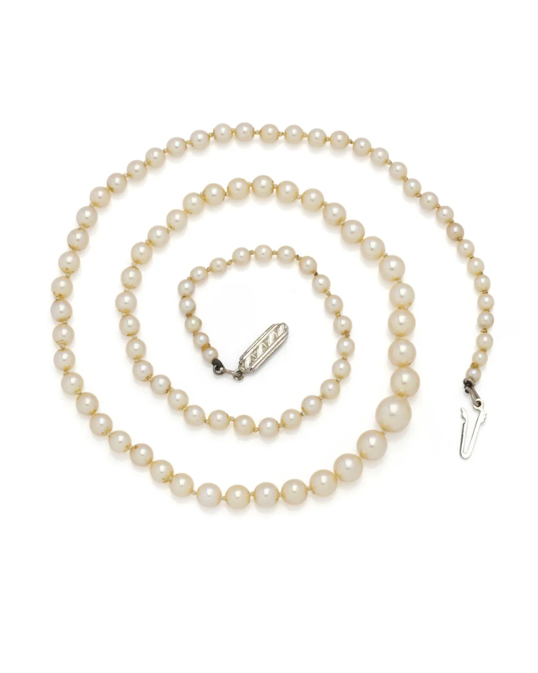 COLLIER formé d’une chute de 96 perles blanches de culture ( - Lot 296