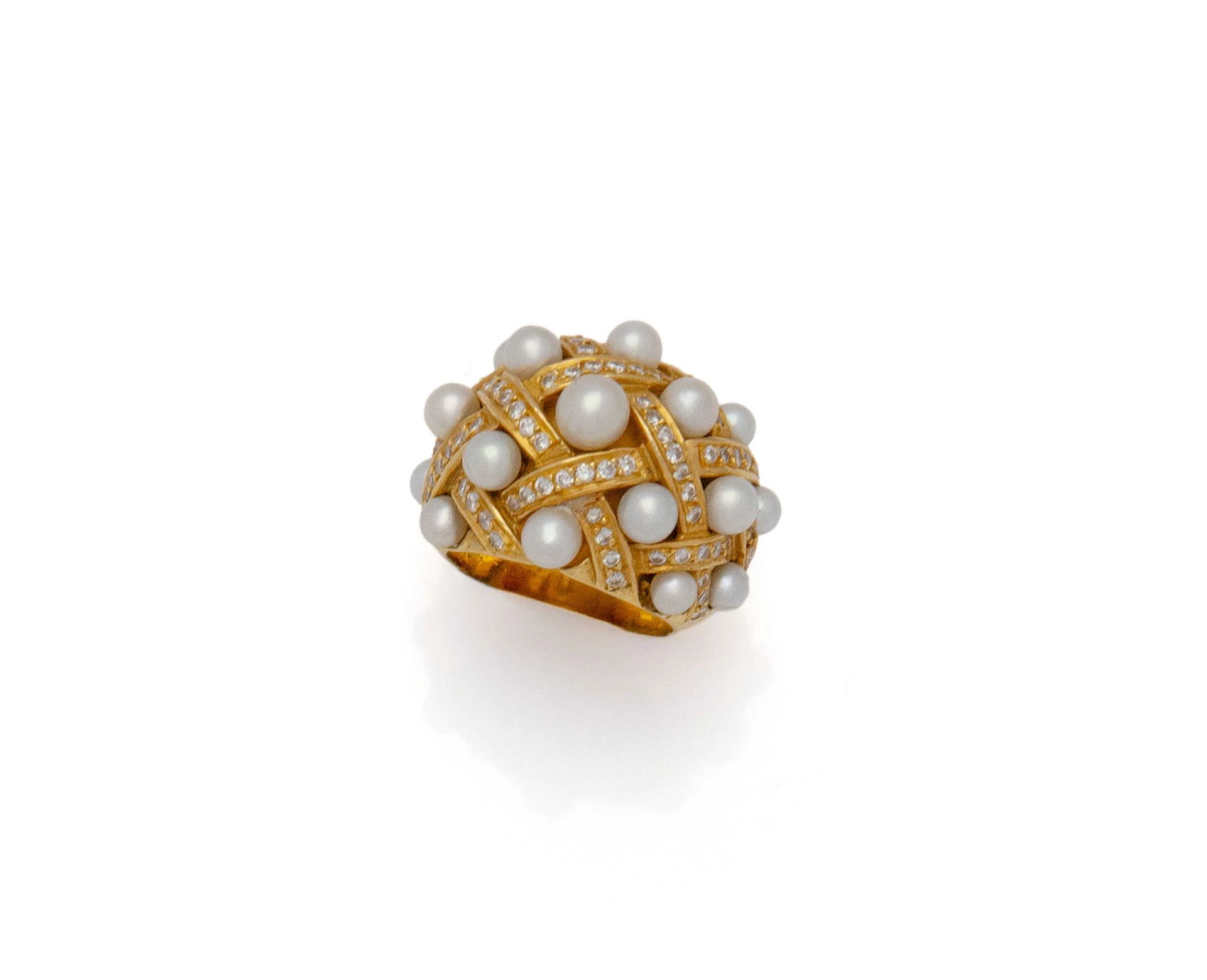 BAGUE DOME en or jaune 18K (750/1000) à motif matelassé sert - Lot 117