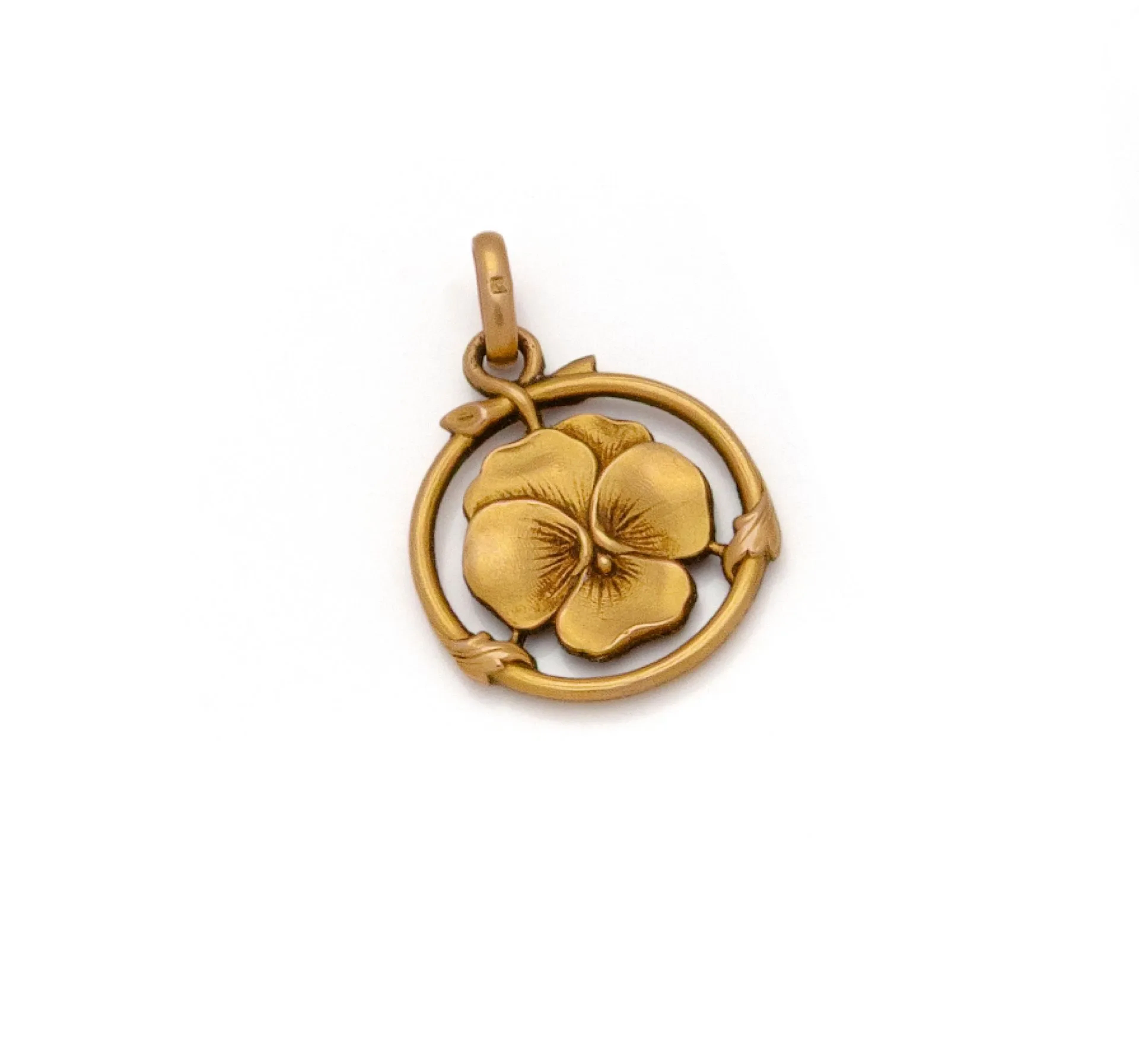 PENDENTIF PENSÉE en métal doré. Travail français du début XX - Lot 54