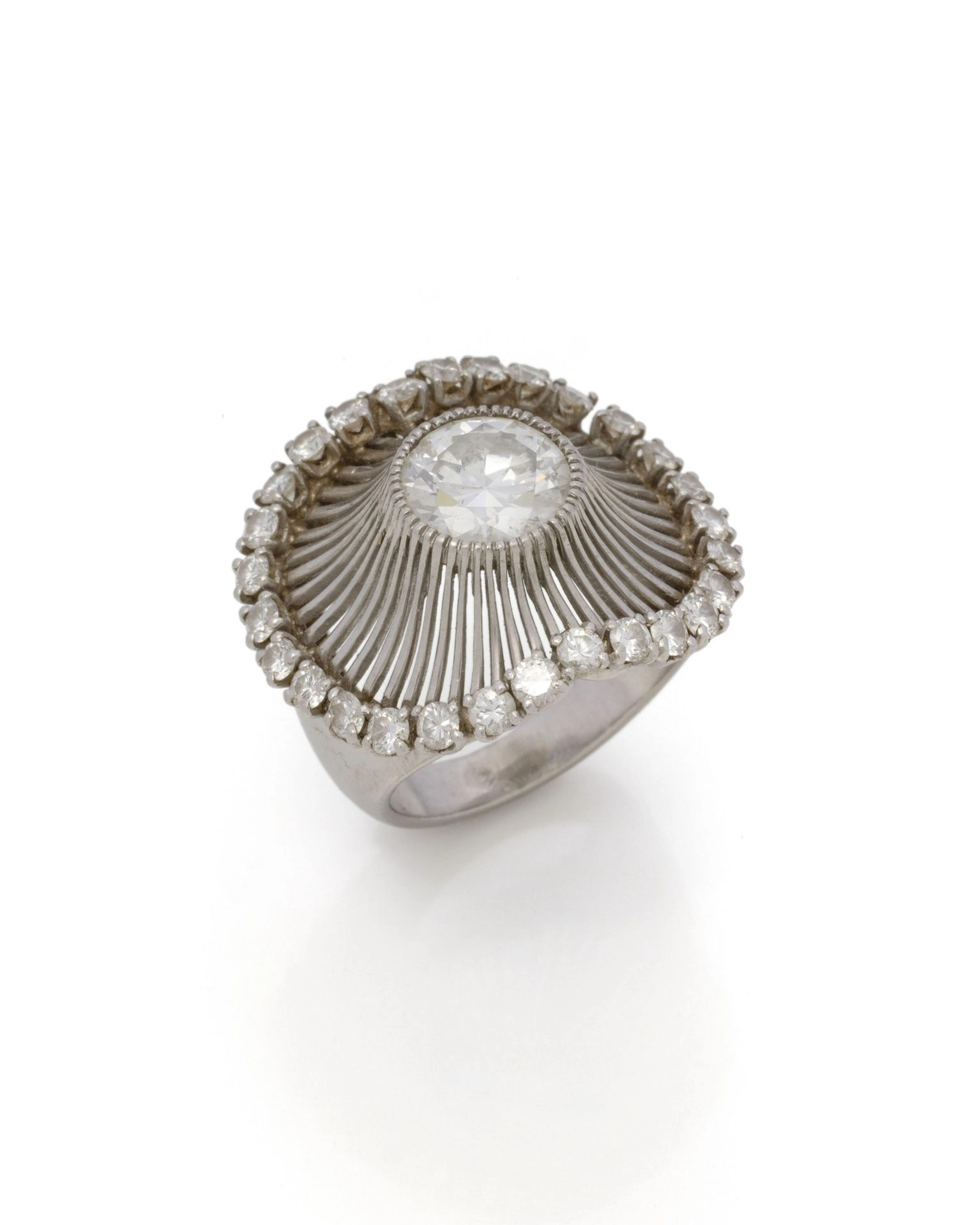 IMPORTANTE BAGUE JUPE en platine (950/1000) centrée d'un dia - Lot 95