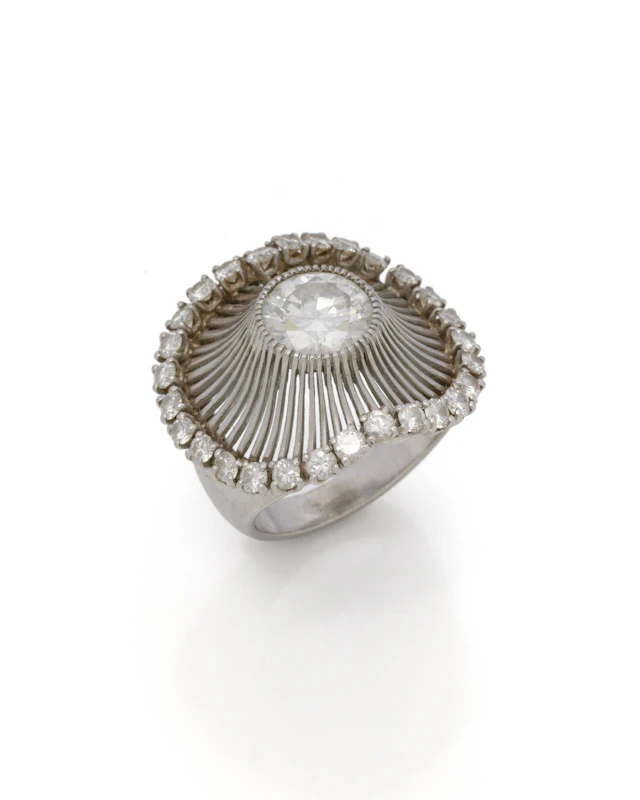 IMPORTANTE BAGUE JUPE en platine (950/1000) centrée d'un dia - Lot 95