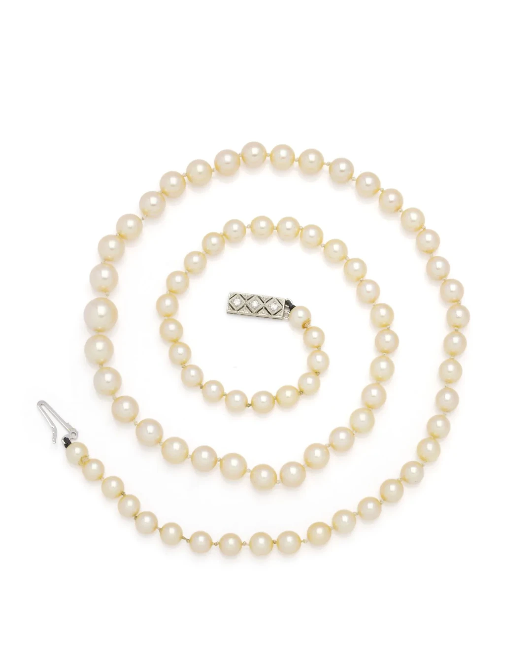 COLLIER formée d’une chute de 77 perles blanches de culture - Lot 288