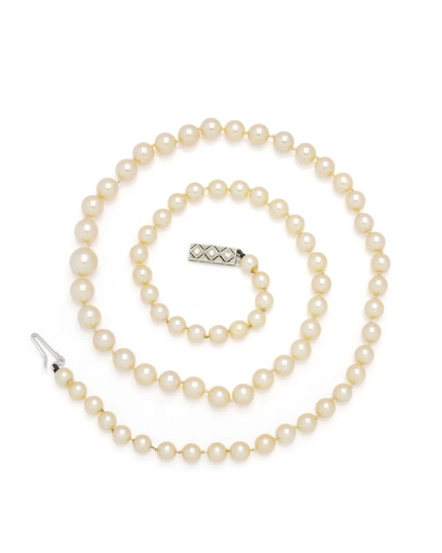 COLLIER formée d’une chute de 77 perles blanches de culture - Lot 288
