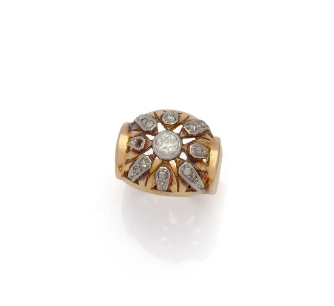 BAGUE DÔME en or jaune 18K (750/1000) et platine (850/1000) - Lot 86