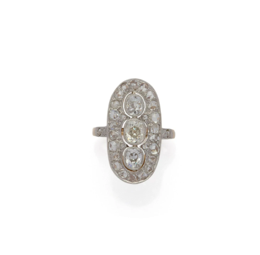 BAGUE en or 2 tons 18K (750/1000) au plateau allongé centré - Lot 61