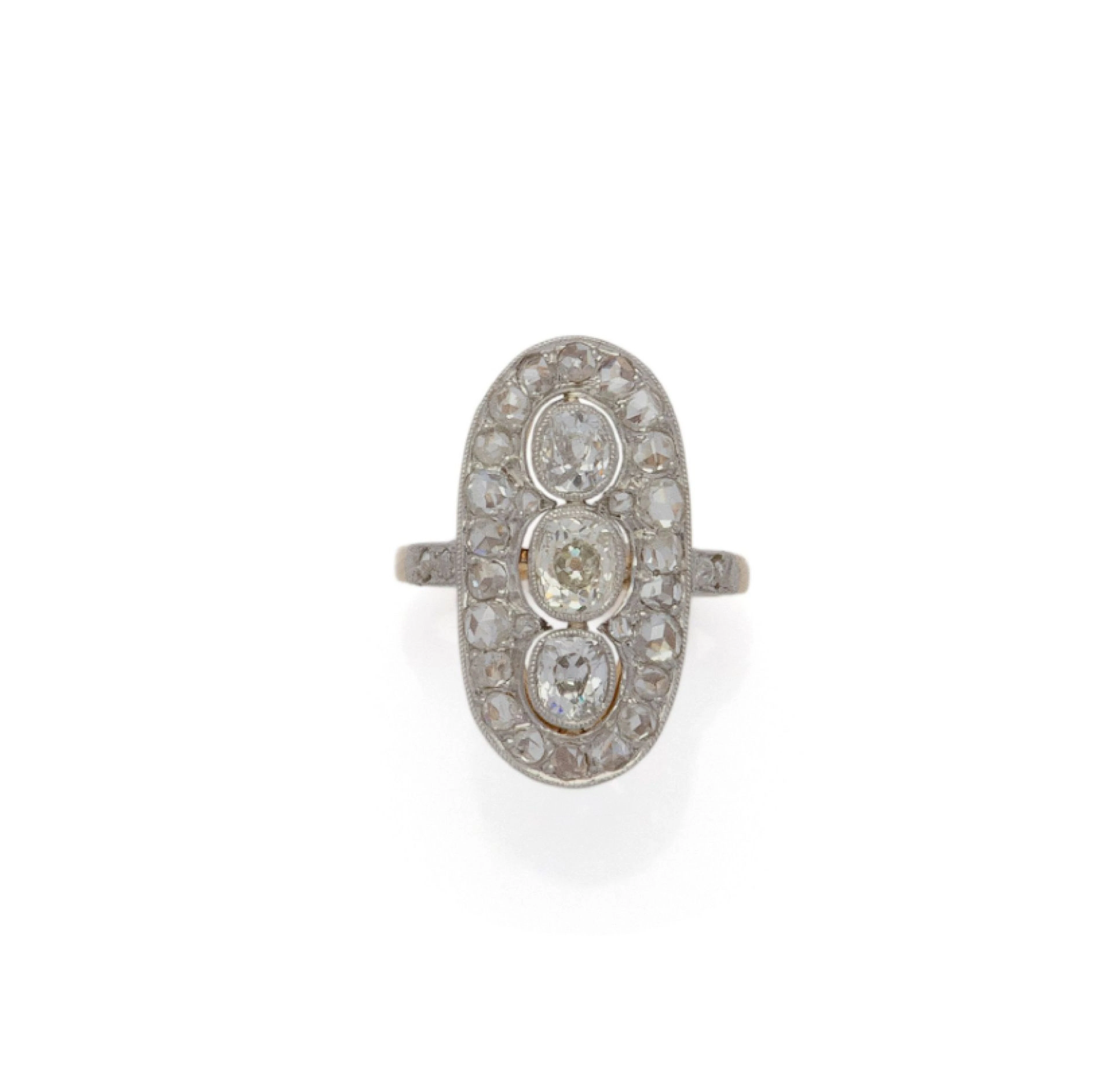 BAGUE en or 2 tons 18K (750/1000) au plateau allongé centré - Lot 61