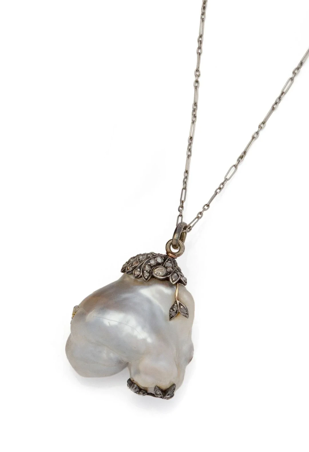 PENDENTIF PERLE BAROQUE appliquée d’une fleurette et de feui - Lot 67