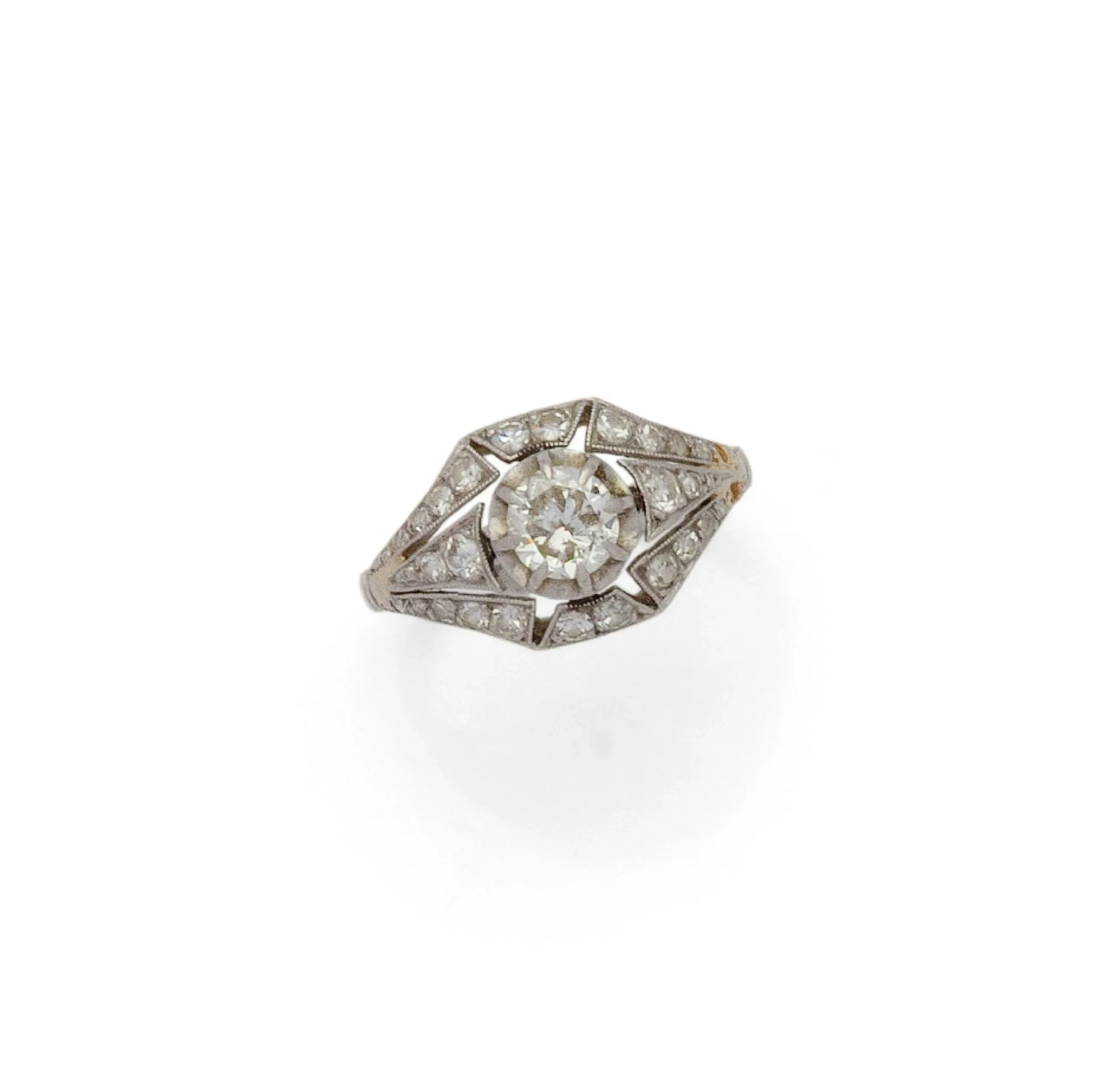 BAGUE DÔME ART DECO en platine (850/1000) centrée d’un diama - Lot 66