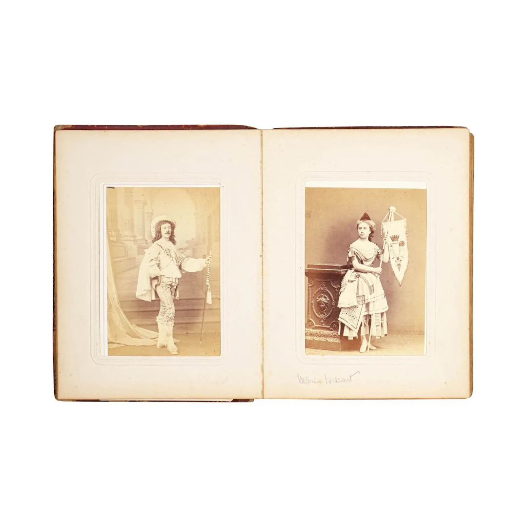 ALBUM DE PHOTOGRAPHIES, VERS 1890 - Lot 76