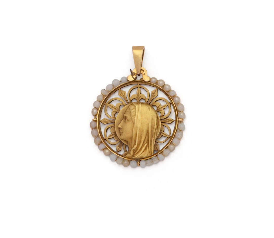 MÉDAILLE DE BAPTÊME en or jaune 18K (750/1000) figurant la V - Lot 40