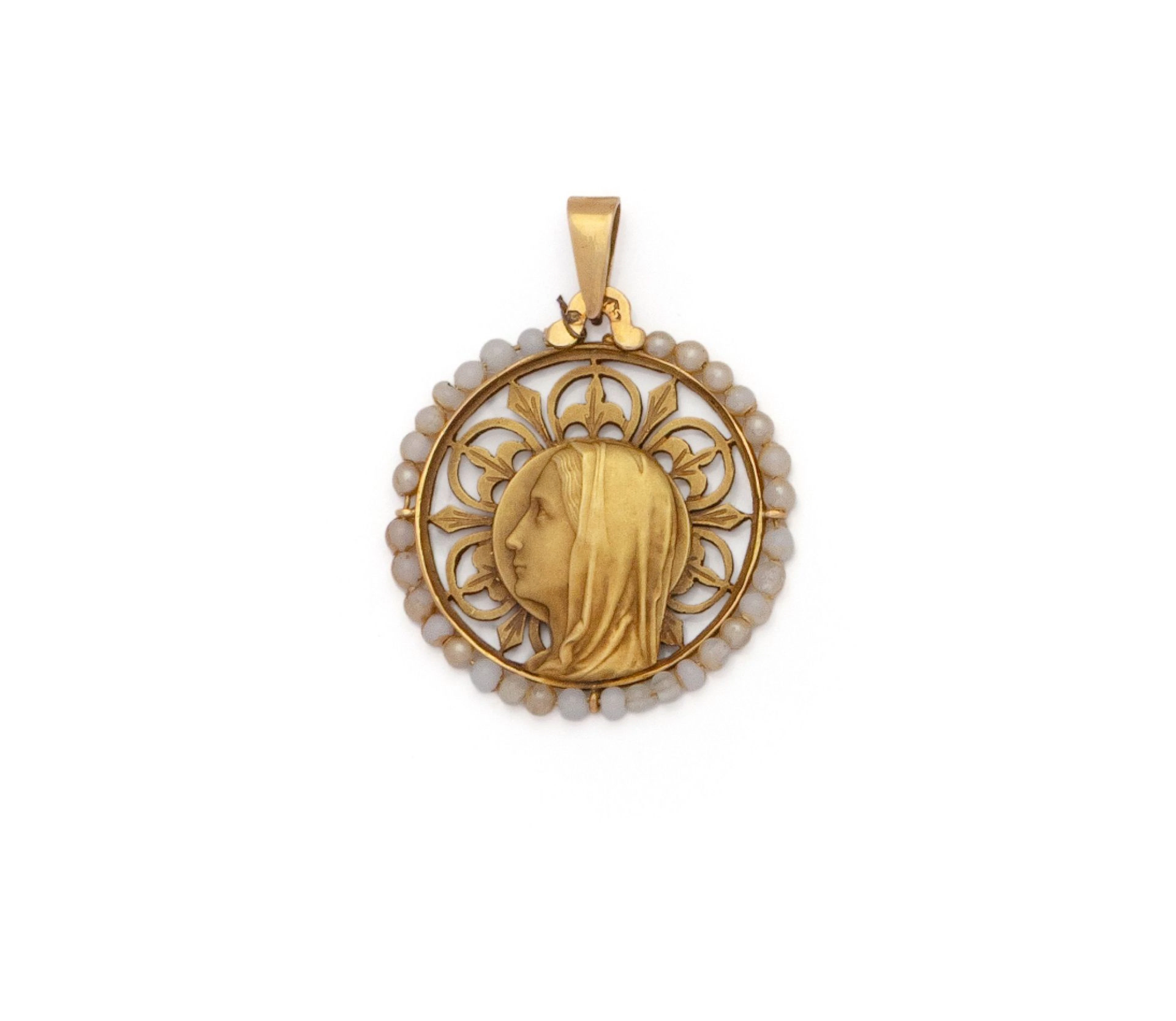 MÉDAILLE DE BAPTÊME en or jaune 18K (750/1000) figurant la V - Lot 40