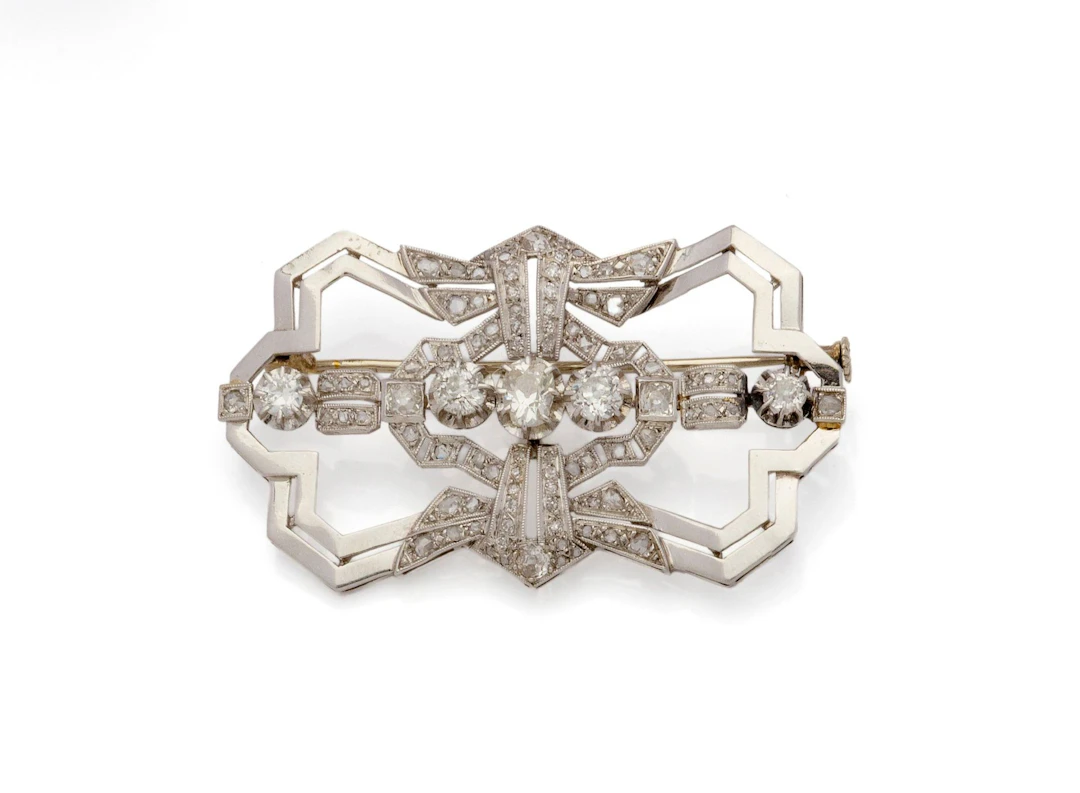 BROCHE ART DÉCO en platine (850/1000) centrée de 3 diamants - Lot 82