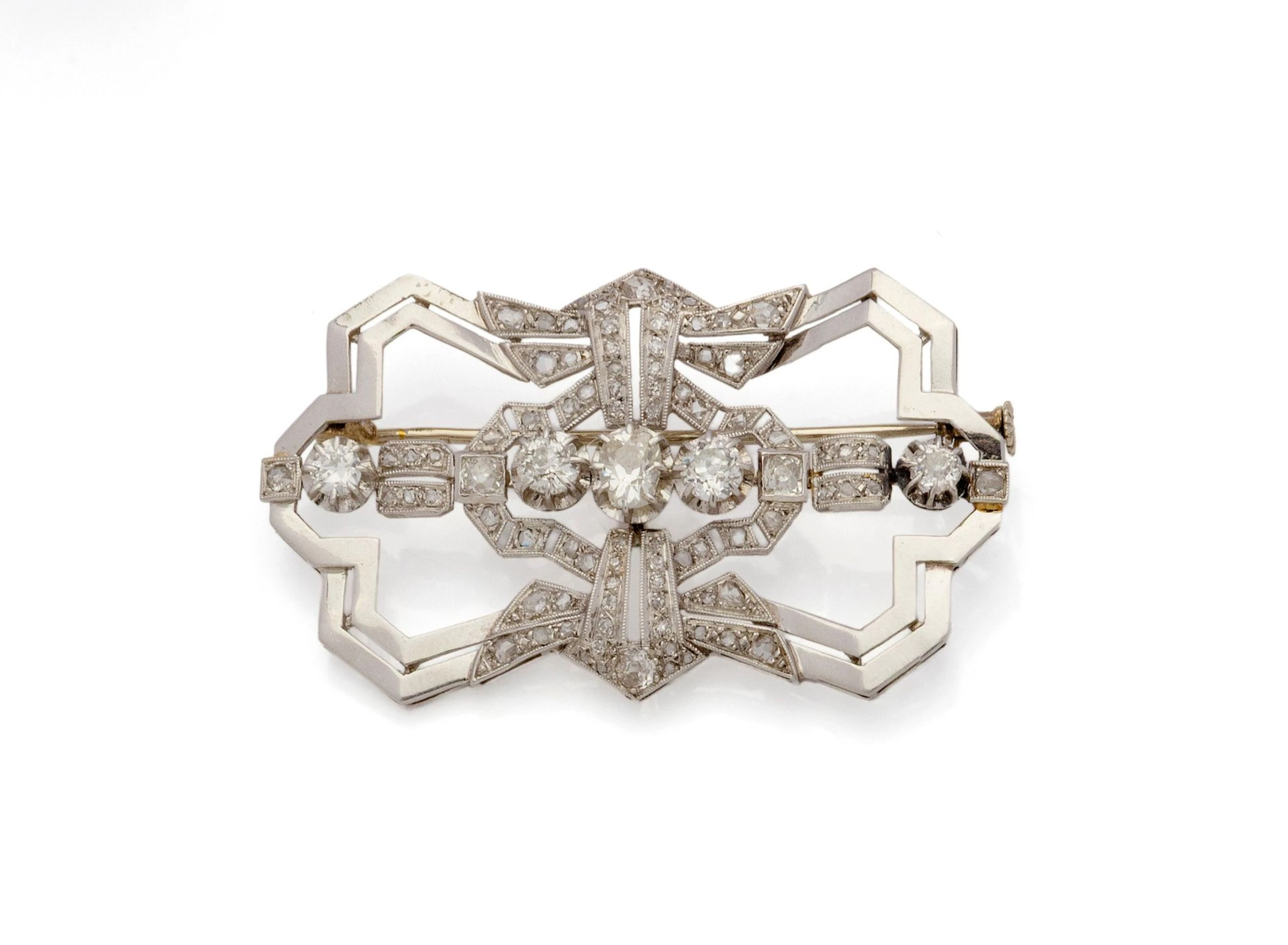 BROCHE ART DÉCO en platine (850/1000) centrée de 3 diamants - Lot 82