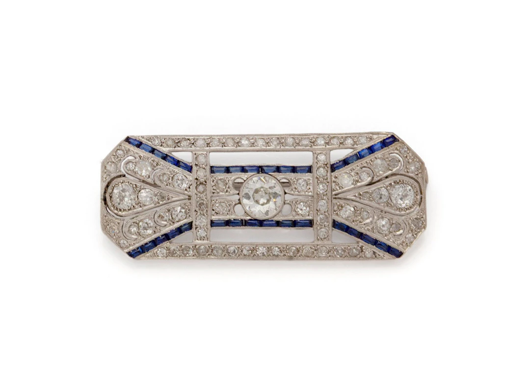 BROCHE ART DÉCO en or gris 18K (750/1000) centrée d’un diama - Lot 83
