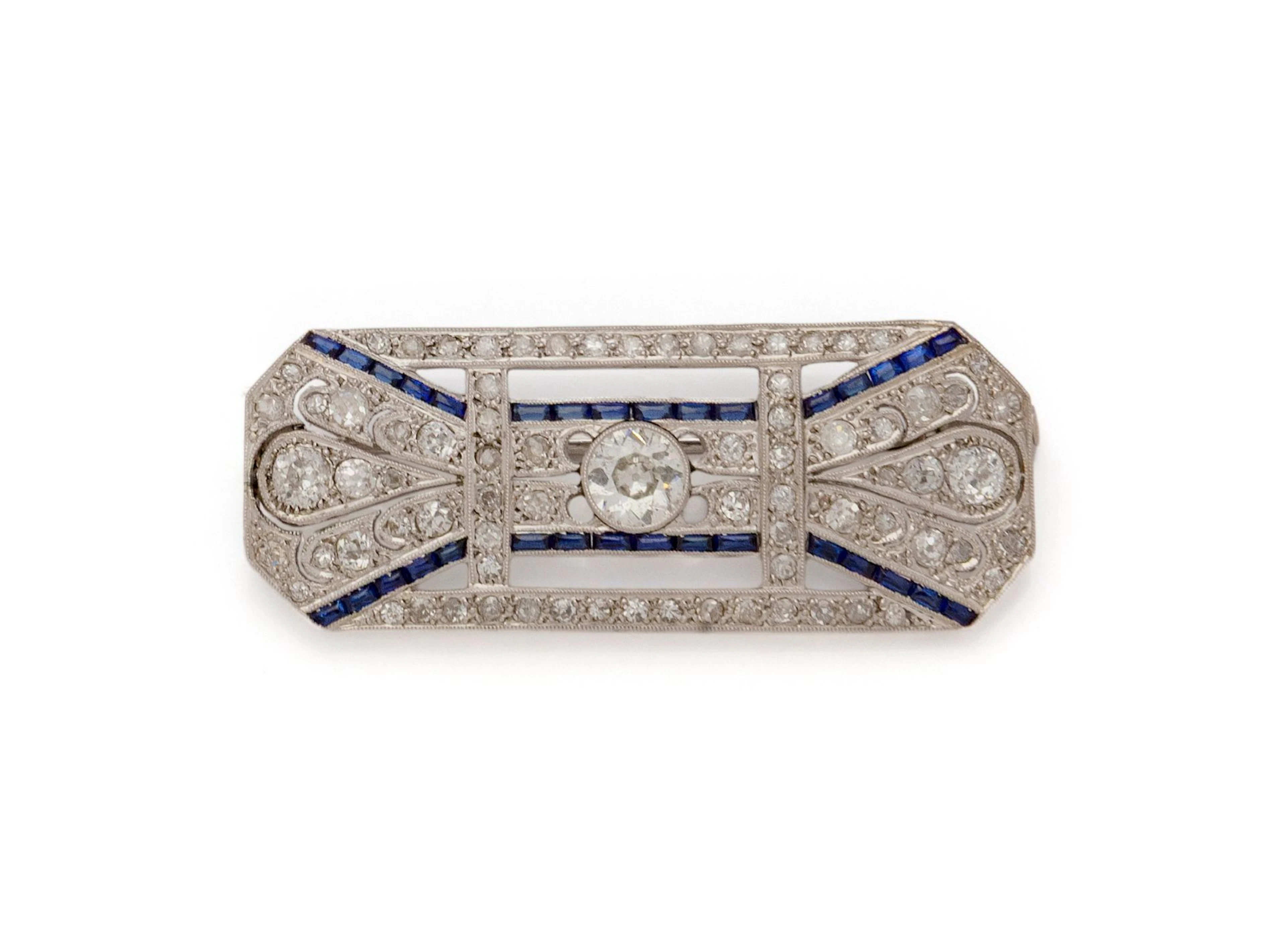 BROCHE ART DÉCO en or gris 18K (750/1000) centrée d’un diama - Lot 83