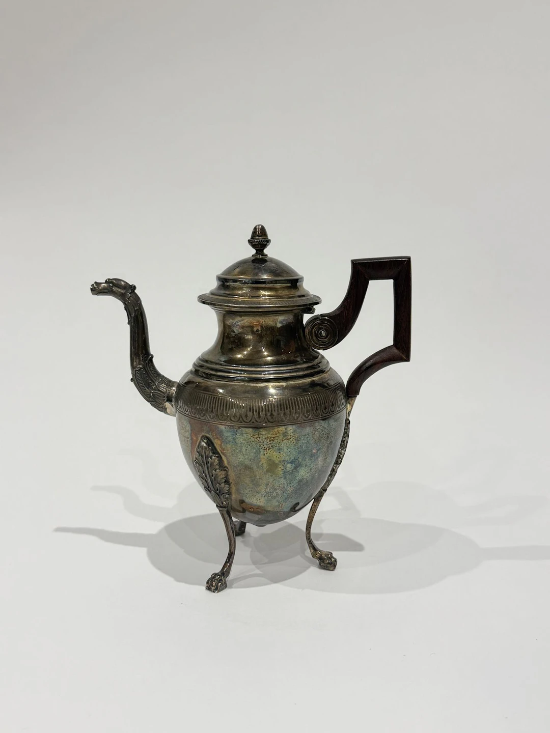 THEIERE style Empire en argent, poinçon Minerve, reposant su - Lot 318