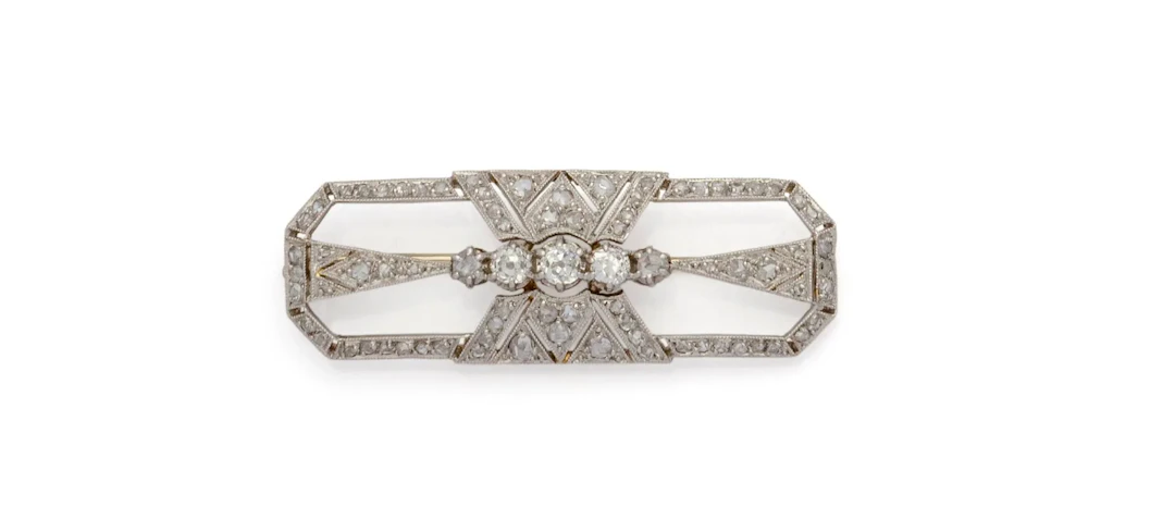 BROCHE PLAQUE ART DÉCO en platine (850/1000) et or gris 18K - Lot 65