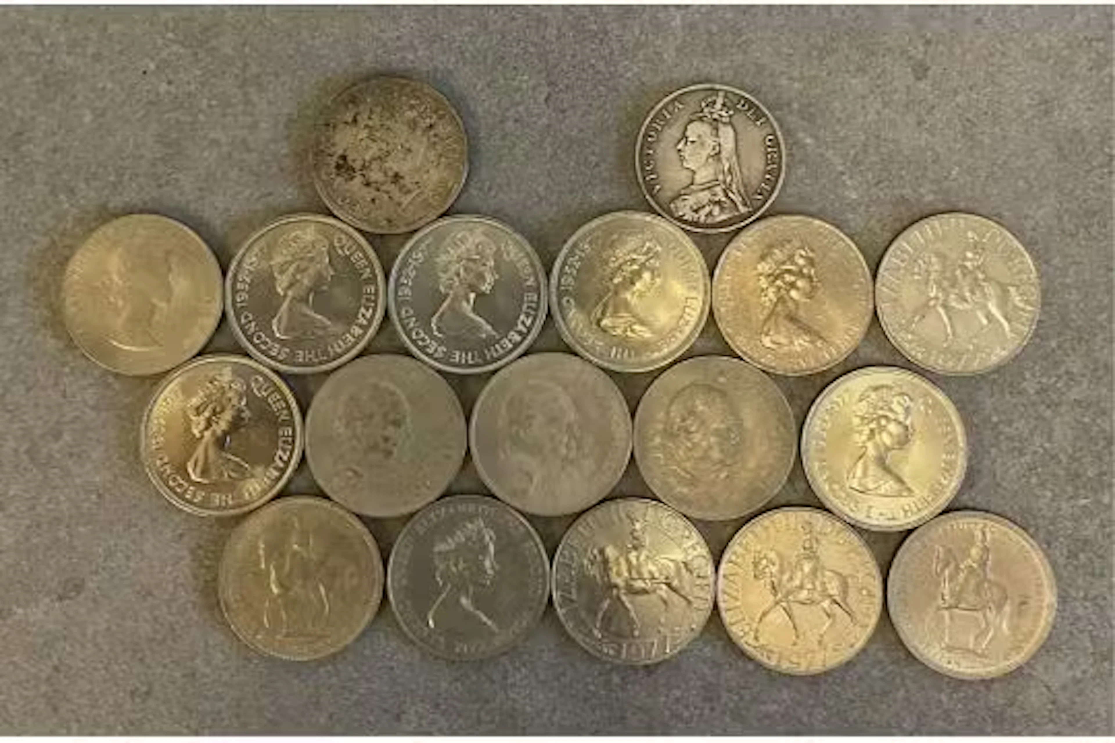 A small collection of coinage, to include a 1887 half crown; 1937